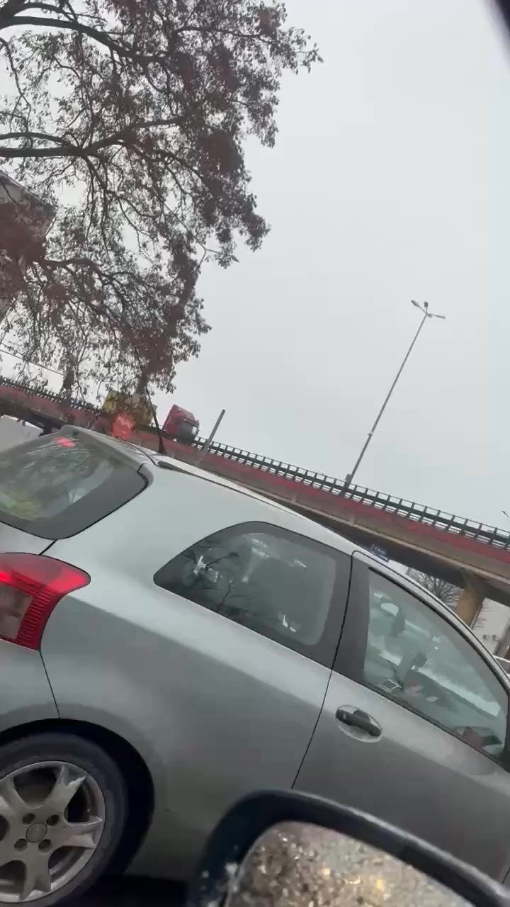 Dzisiaj w drodze do dentysty myślałam że od zdenerwowania jest ze mną coś nie tak. Najpierw na Estakadzie widziałam policje na światłach która jechała na wstecznym czyli do tyłu. Następnie przejeżdżała karetka na sygnale przede mną  dla tego stałam i czekałam. Następnie tir na estakadzie cofał do tyłu a policja oczywiście nagle do niego już podjechała w normalnym kierunku ale po chwili razem ruszyli do tyłu Monika KempińskaOj dobrze, że to parę minut oglądania i ruszyłam bo nie wiadomo co jeszcze mogło się wydarzyć. Wizytę u dentysty przeżyłam 😄